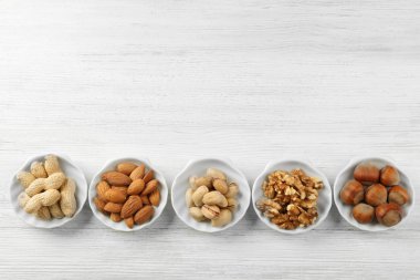 Antep fıstığı, badem, fıstık, ceviz badem ve fındık kase Beyaz ahşap tablo