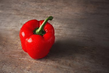 Ahşap arka plan üzerinde kırmızı biber yakın çekim