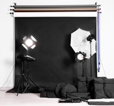 Işık ekipmanlı fotoğraf stüdyosu