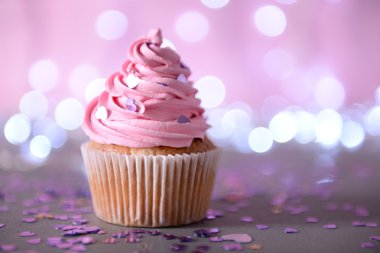 Pembe krema buzlanma ile cupcake  