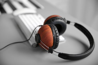 Gri tablo üzerinde kulaklık