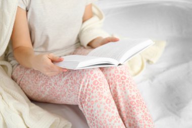 Kadın kitap okuma pijama