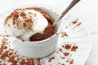 Çikolata lav kek masada, dondurma ile yakın çekim