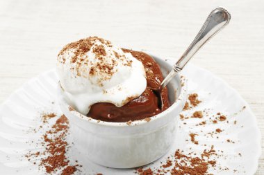 Çikolata lav kek masanın üzerine dondurma ile