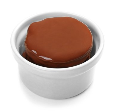 Çikolata lav kek, beyaz izole