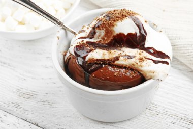 Çikolata lav kek masanın üzerine dondurma ile