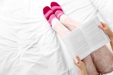 Kadın kitap okuma pijama