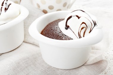 Çikolata lav kek masada kase dondurma ile