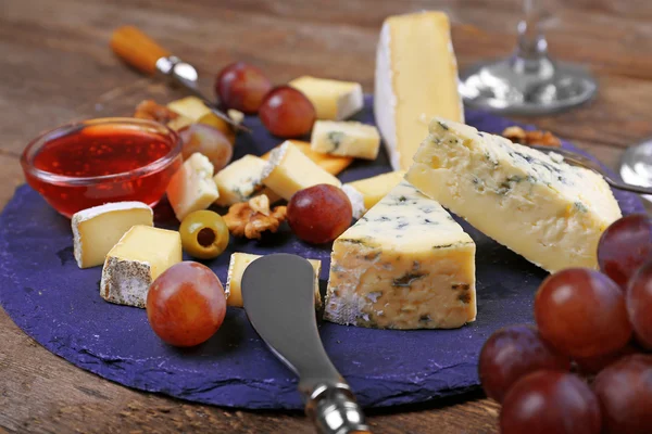 Ahşap masa, closeup tatmak için peynir