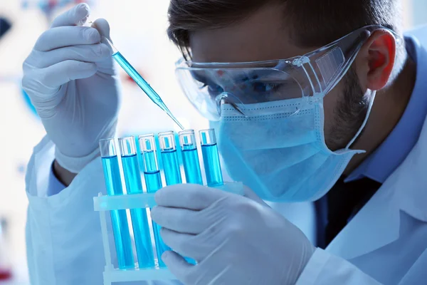 Hombre en laboratorio con prueba — Foto de Stock