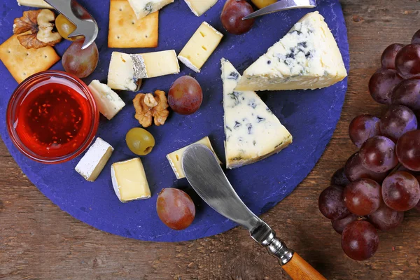 Bovenaanzicht van kaas voor proeven op houten tafel — Stockfoto