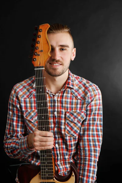 Junger Mann spielt E-Gitarre — Stockfoto