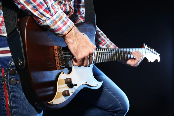 Man playing on electric guitar — Stock Photo, Image