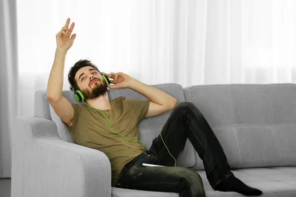 Giovane uomo ascolta musica con le cuffie — Foto Stock