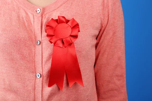 Woman with award ribbon — Stock Photo, Image