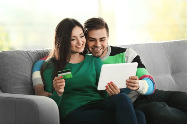 Casal feliz usando cartão de crédito — Fotografia de Stock