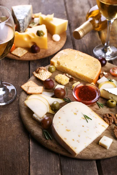 Verschillende soorten kaas op houten achtergrond — Stockfoto