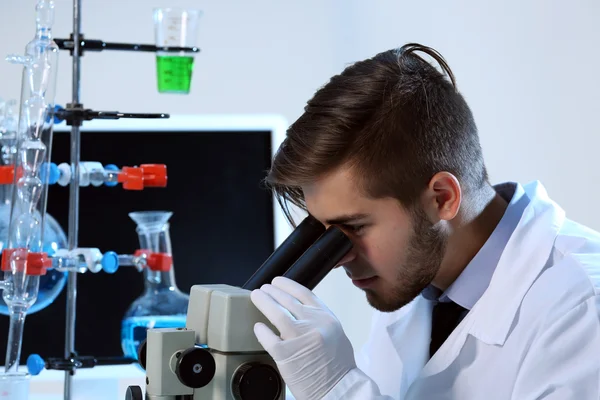 Clínico que estudia en laboratorio — Foto de Stock