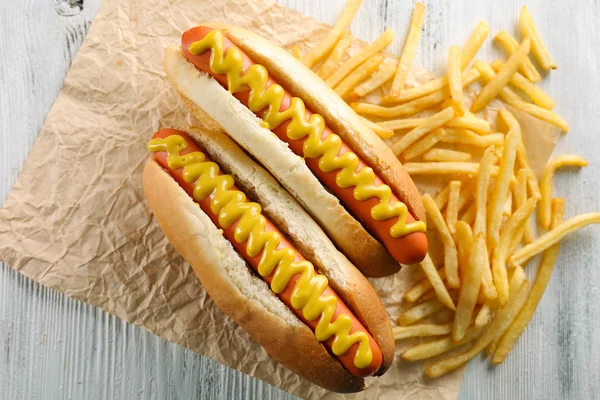 Perros calientes y papas fritas de cerca — Foto de Stock