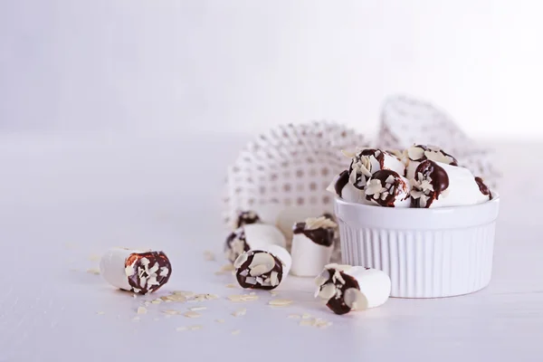 Marshmallows saborosos com chocolate — Fotografia de Stock