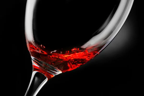Copa de vino tinto sobre fondo oscuro — Foto de Stock