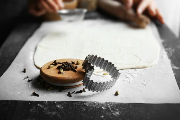 Mulher cozinhar biscoitos na cozinha — Fotografia de Stock