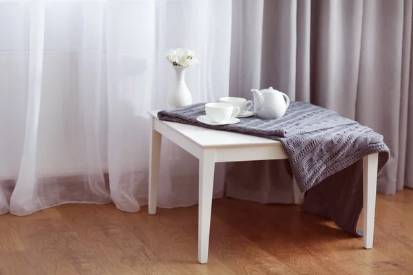 Malý stolek v pokoji — Stock fotografie