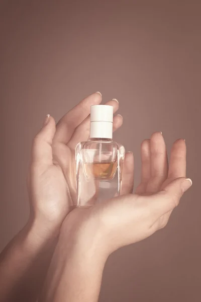 Vrouw met fles parfum — Stockfoto