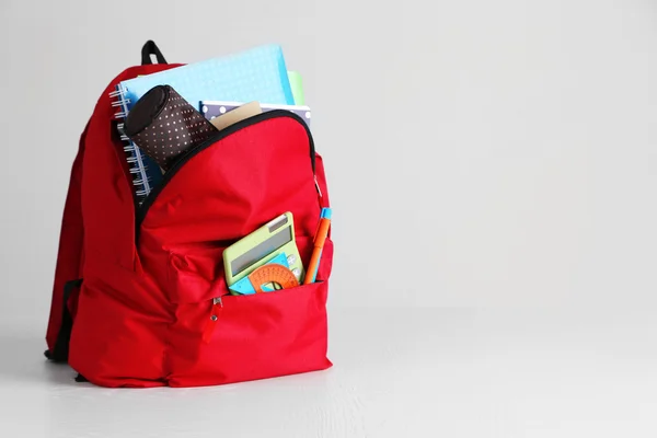 Rucksack mit Schulmaterial — Stockfoto