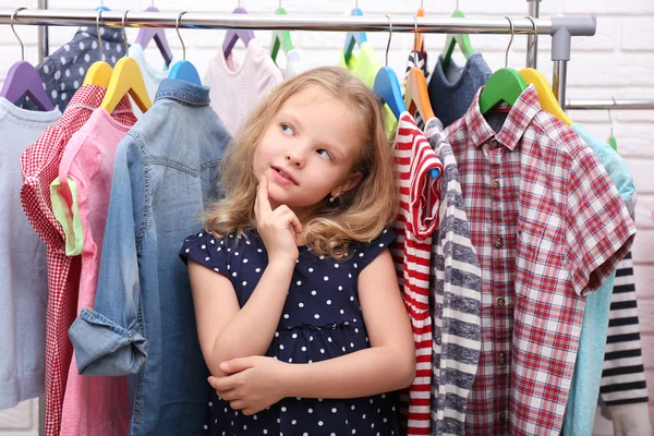 Liten flicka och kläder — Stockfoto