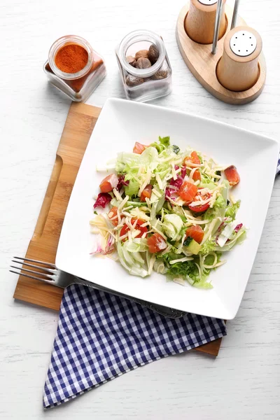 Ahşap masa arka plan üzerinde lezzetli somon salata — Stok fotoğraf