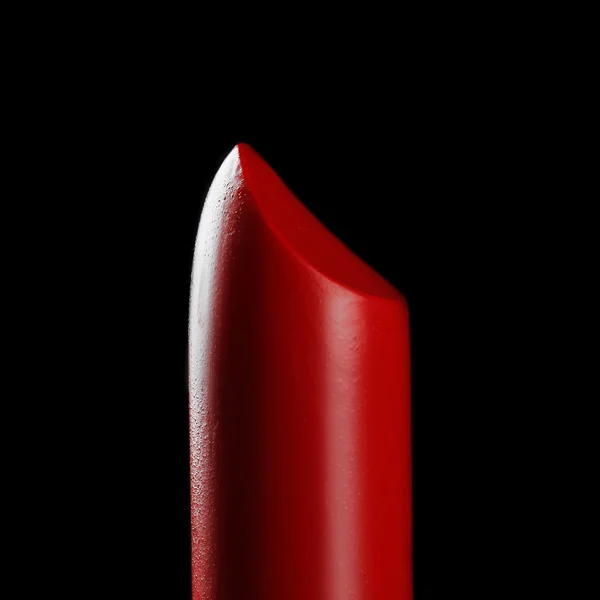 Rød leppestift på svart – stockfoto