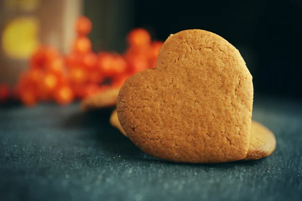Biscotti a forma di cuore con bacche di cenere su un tavolo — Foto Stock