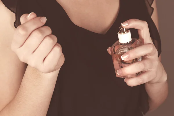 Mujer aplicando perfume — Foto de Stock