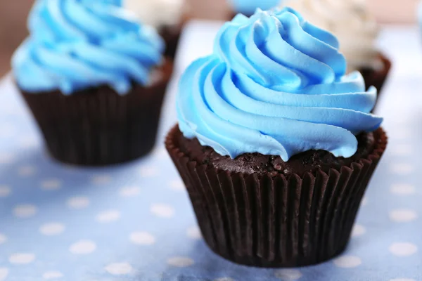 Chocolade cupcakes op servet close-up — Stockfoto