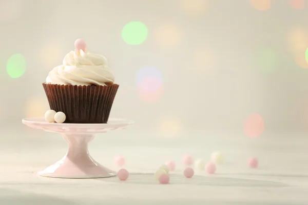 Schokoladen-Cupcake auf verschwommenem Hintergrund — Stockfoto