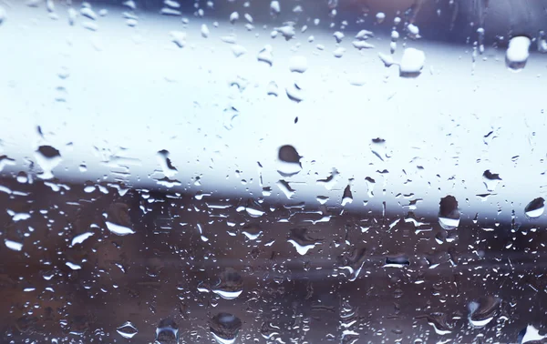 窓に雨が降り — ストック写真