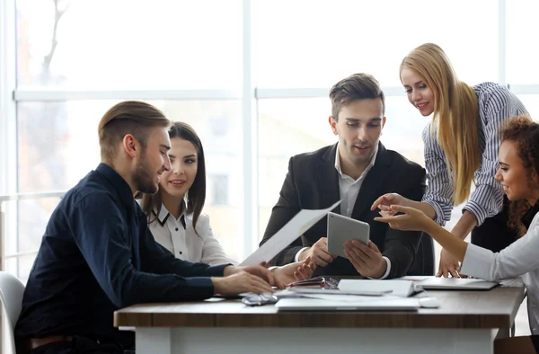 Människor diskutera nya affärsprojekt — Stockfoto