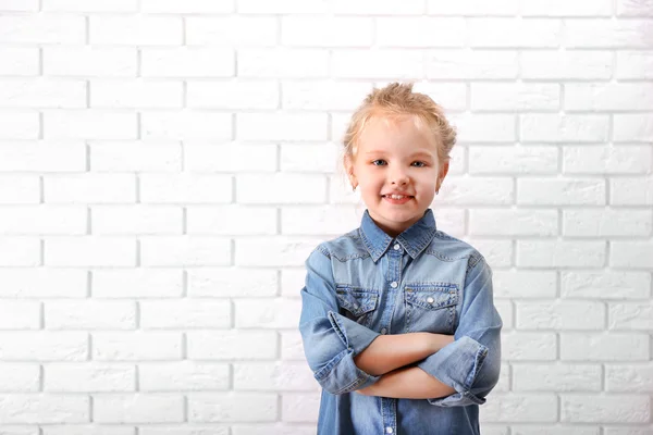 Liten flicka i jeans kostym — Stockfoto