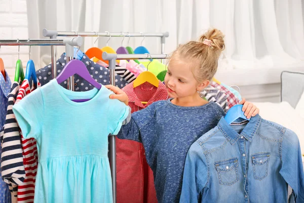 Menina tentando em roupas — Fotografia de Stock