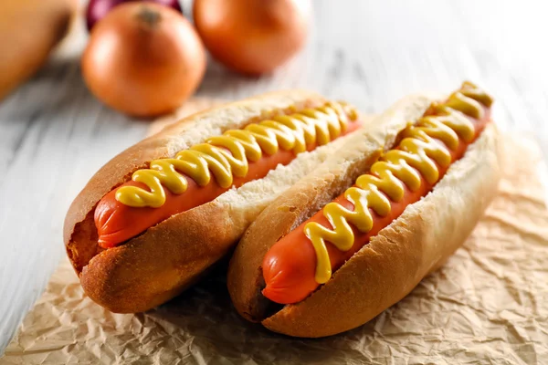 Hot dogot és friss hagyma fából készült háttér — Stock Fotó