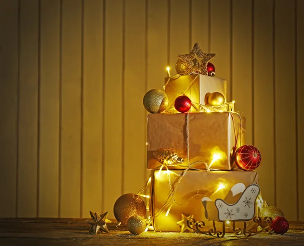 Caixas de presente e decoração de Natal — Fotografia de Stock