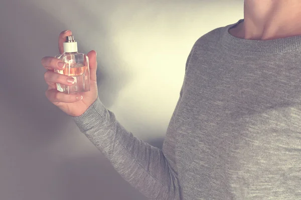 Žena aplikující parfém — Stock fotografie