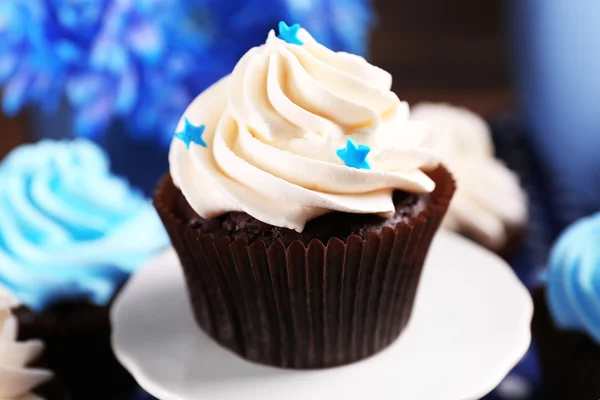 Chocolate cupcakes on napkin closeup — Stock Photo, Image