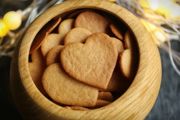 Kalp şeklinde ahşap kase, closeup bisküvi — Stok fotoğraf
