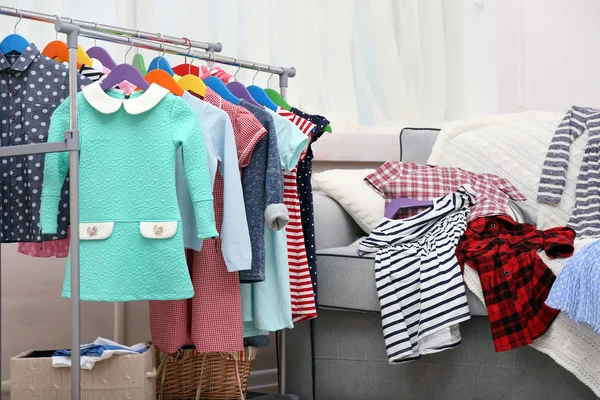 Spousta oblečení pro děti — Stock fotografie