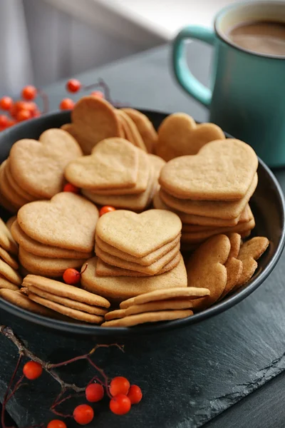 Biscotti a forma di cuore e una tazza di cacao su un tavolo — Foto Stock