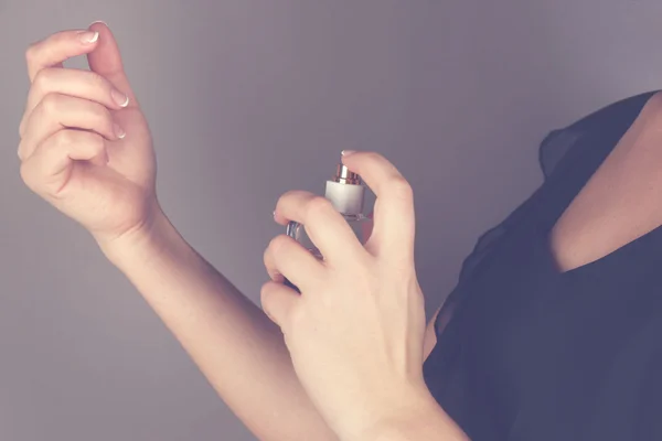 Woman applying perfume — Stock Photo, Image