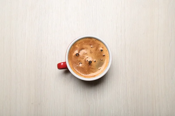 Taza de café sobre fondo claro, vista superior — Foto de Stock