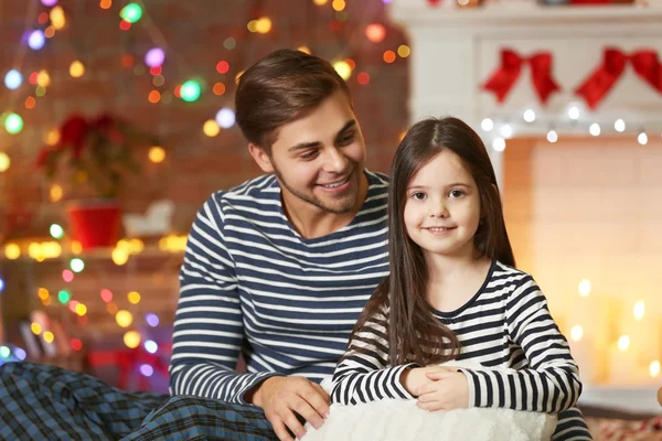 Fratello con sorellina in camera — Foto Stock